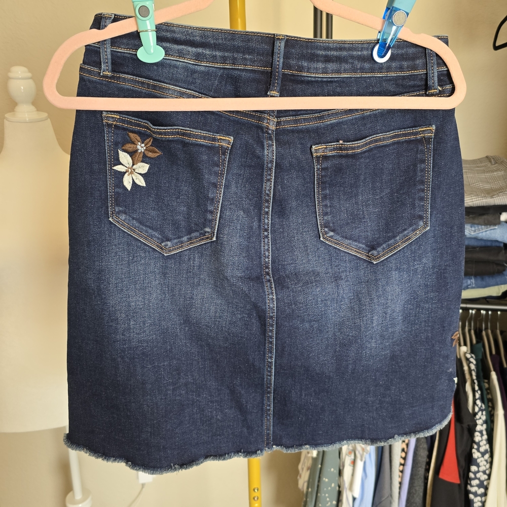 DRIFTWOOD Blue Denim Mini Skirt with Floral Embroidery NWT 8 - Picture 3 of 6